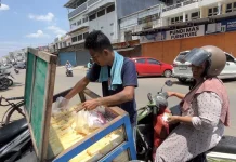 Terik Tak Menghentikan Langkah Pedagang Tape di Pasar Rau