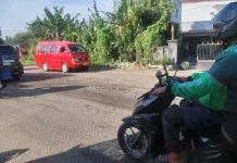 Tak Kunjung Diperbaiki, Warga Babakan Keluhkan Jalan Rusak