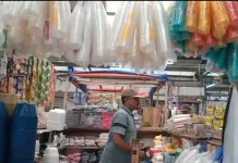 Harga Plastik Melonjak, Omzet Pedagang di Pasar Baros Turun