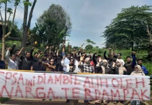 Tagih Janji Bupati, Warga Blokir Akses TPSA Bangkonol
