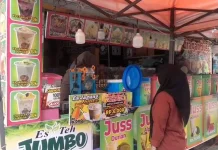 Penjual Aneka Jus Buah di Kranggot Keluhkan Sepi Pembeli