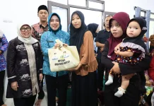 Cegah Stunting, Tinawati Andra Soni Serahkan Bantuan Gizi di Pandeglang