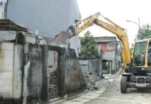 Normalisasi, Puluhan Bangunan di Bantaran Kali Angke Dibongkar