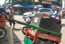 Awing Pengamen Pasar Berjuang Demi Keluarga
