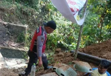 Polri Gotong Royong Bangun Jembatan Desa Sangiang Tanjung