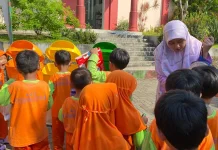 Wali Murid Dukung Program Bank Sampah AGIS Kindergarten
