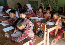 Dua Tahun Bertahan, Siswa SDN 02 Karyabuana Belajar di Musala