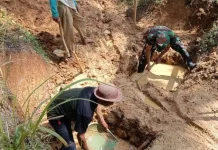 TNI dan Warga Gotong Royong Bangun Jembatan
