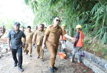 Betonisasi 800 Meter di Perbatasan Kota dan Kabupaten Serang Dikebut