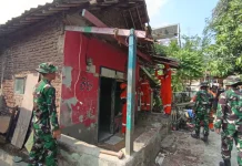 Belasan Tentara Kodim Serbu Rumah Sandi yang Tak Layak Huni
