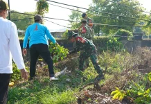 Ratusan Tentara Kodim Cilegon Bersihkan Sampah di Anyer-Carita