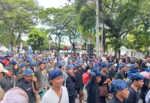 Thousands of Baduy People Walks Barefoot for 80 Kilometers in Seba Baduy Tradition