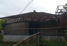 Relawan Renovasi Musala yang Rusak Parah di Sindangresmi