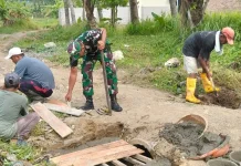 TNI Perbaiki Jembatan Penghubung Dua Kampung di Bojonegara