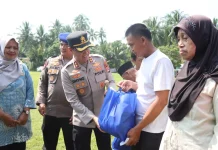 Polri Salurkan Bantuan Sosial untuk Warga Pagelaran
