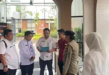 Sejumlah Restoran di Kelapa Dua Dipasangi Stiker