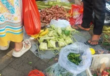 Iduladha, Sarang Ketupat di Pasar Lebak Ramai Peminat