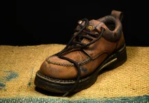 Cara Mudah Mengatasi Bau Tidak Sedap pada Sepatu