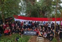 Komunitas Pendaki Banten Bentangkan Merah Putih di Puncak Gunung Prakasak