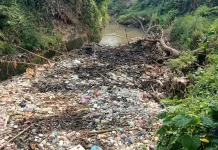 Tumpukan Sampah Tutupi Aliran Sungai Cibanten