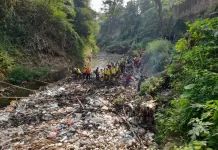 Tim Gabungan Evakuasi 9 Ton Sampah dari Sungai Cibanten