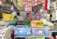Pedagang Pasar Lama Kota Serang Kurangi Pembelian MinyaKita