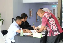 Gubernur Berikan Contoh Ambil Rapor Anak ke Sekolah