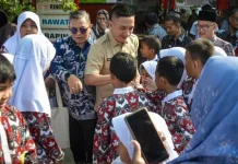Hasbi Pantau Langsung Gerakan Ayah Ambil Rapor Anak di Sekolah