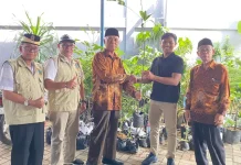 Taspen Serang Serahkan 85 Bibit Pohon kepada PWRI