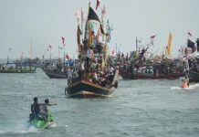 Meriah! Ruwat Laut di Carita Sedot Ribuan Wisatawan