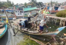 Nelayan Bantu Percepatan Normalisasi Karangantu dengan Bongkar Bangkai Kapal