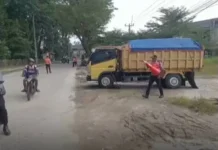 Polisi Tindak Truk Angkut Galian C Langgar Jam Operasional di Lebak