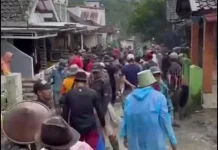Gerah Tak Diperbaiki Pemerintah, Warga Lebak Patungan Cor Jalan
