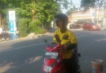 Semangat Adi Mengaspal Demi Masa Depan Keluarga Tercinta