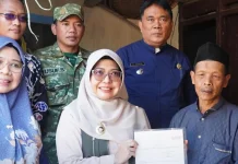 Bupati Pandeglang Serahkan Sertifikat Tanah Secara Door to Door
