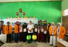 Mahasiswa Sulap Limbah Plastik di SDN Pabuaran Jadi Tempat Sampah Edukasi