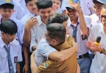 Siswa PGRI Pandeglang Peluk Gubernur Banten Andra Soni