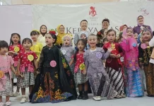 Puluhan Anak Perkenalkan Kebaya di Ruang Publik