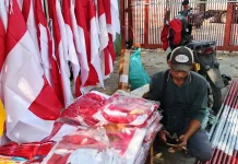 Pedagang Bendera di Serang Hadapi Persaingan Penjualan Online Sebelum HUT RI