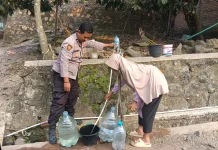Polsek Sajira Perbaiki Sumur Bor Bantu Warga Kekeringan