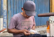 di Balik Lapak Sol Sepatu, Pak Hatib Menjaga Mata Pencaharian
