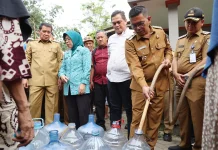 Atasi Kekeringan, Gubernur Andra Distribusikan Air Bersih dan Siapkan Sumur