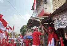 Swadaya Pegawai Kemenag Kota Serang Bagikan 1.000 Bendera Merah Putih