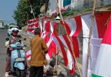 Berkah Kemerdekaan Pedagang Bendera Musiman di Pandeglang