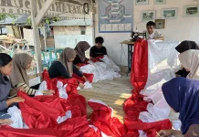 Hasil Jual Sampah, Pemuda Sukadiri Bikin Merah Putih 81 Meter