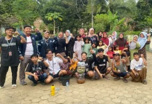 Mahasiswa Al-Khairiyah Ajarkan Pembuatan Pupuk Cair Ramah Lingkungan