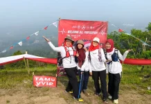 Cerita Dua Generasi Rayakan Hari Kemerdekaan di Puncak Gunung Gedor