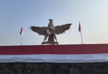 Maknai Kemerdekaan, Warga Sukadiri Bentangkan Bendera 81 Sepanjang Meter