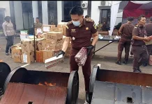 Kejari Pandeglang Musnahkan Ratusan Ribu Batang Rokok Ilegal