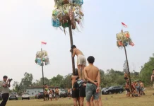 Peringati HUT RI, Polresta Serang Kota Gelar Panjat Pinang di Taktakan